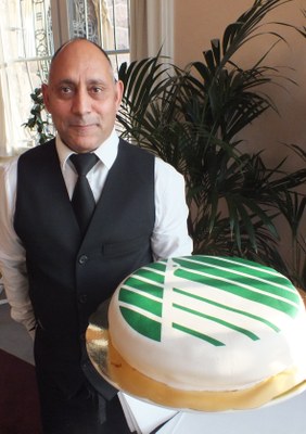 Ashraf Awassi med tårta