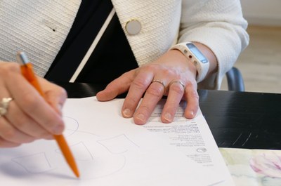 Paula Lehtomäki händer