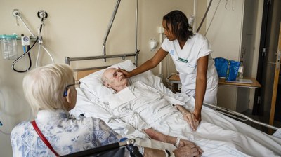 Svenska undersköterskor vill höja status genom legitimation Svenska undersköterskor vill höja status genom legitimation