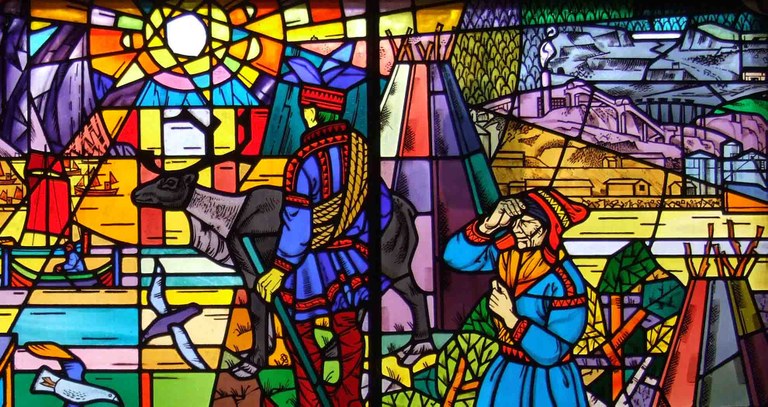 Glassmaleri i Kirkenes utsnitt Foto Björn Lindahl, del av glassmaleri i Rica Hotel i Kirkenes