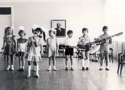 Historisk Murmanskbild - barnehage Barn under Lenin-porträtt