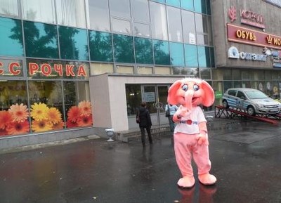Moderna Murmansk - elefant Elefant som säljer ny bilmodell