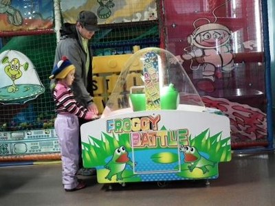 Moderna Murmansk - flicka spelar dataspel Flogger - liten flicka