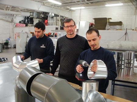 Plåtslageriet Stjörnublikk har flera portugisiska medarbete. Plåtslageriet Stjörnublikk har flera portugisiska medarbete.