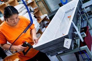 Flyktingar ger nytt liv åt finska Punkalaidun, känt för sina likkistor