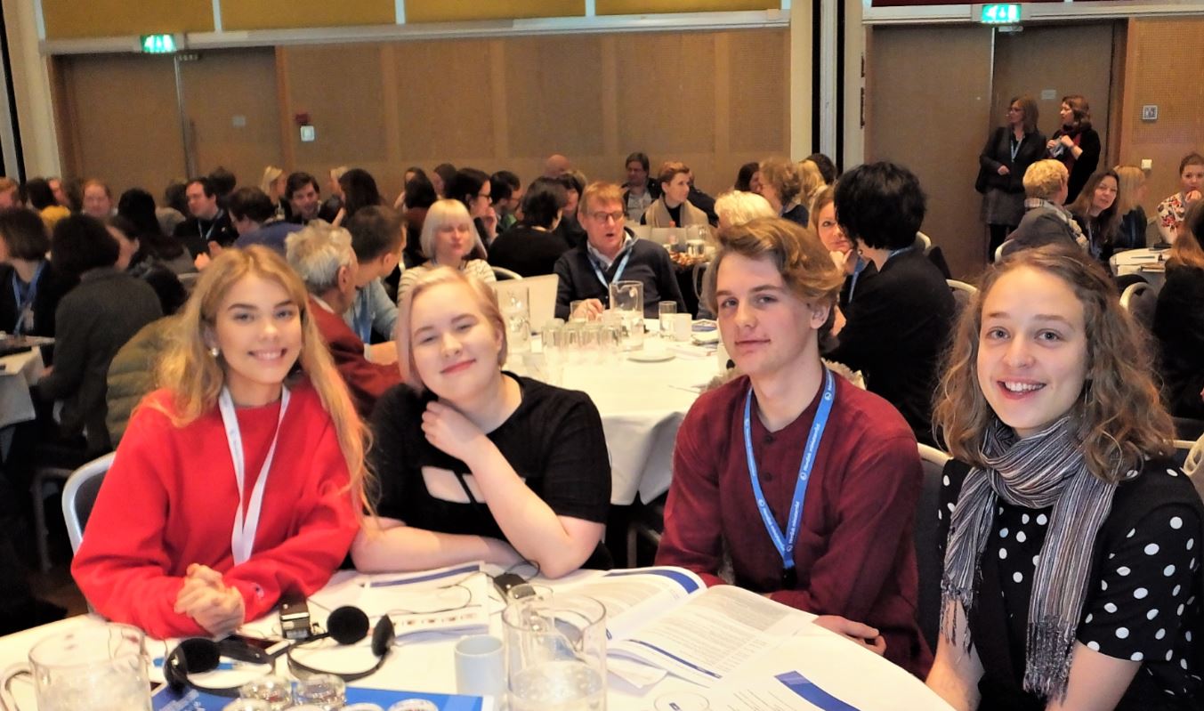 Ungdomar på Ministerrådskonferens om psykisk hälsa Foto: Björn Lindahl
Från vänster: Rosa Maria Boasdottír, Jenna Wahlstén, Gabriel Malmer och Emilie Agergaard