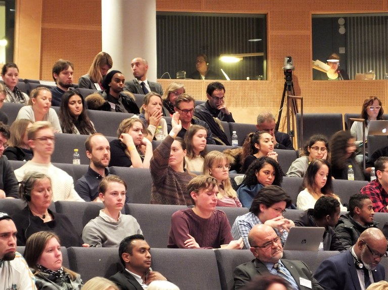 Publik på folkmöte Foto: Björn Lindahl