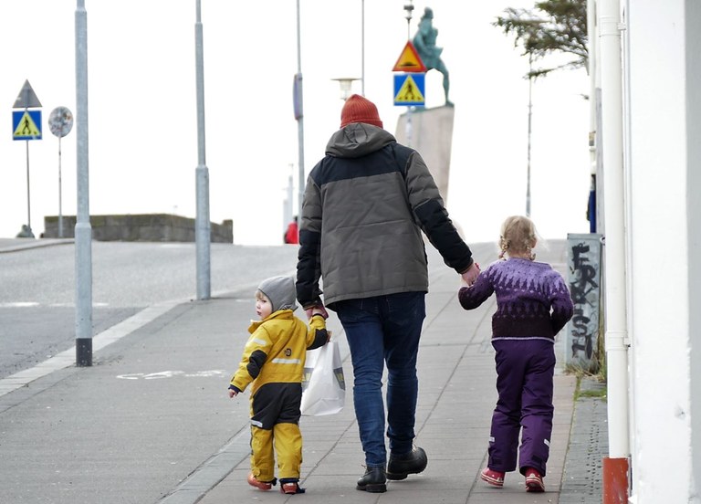 Pappa med två barn på Island Foto: Björn Lindahl