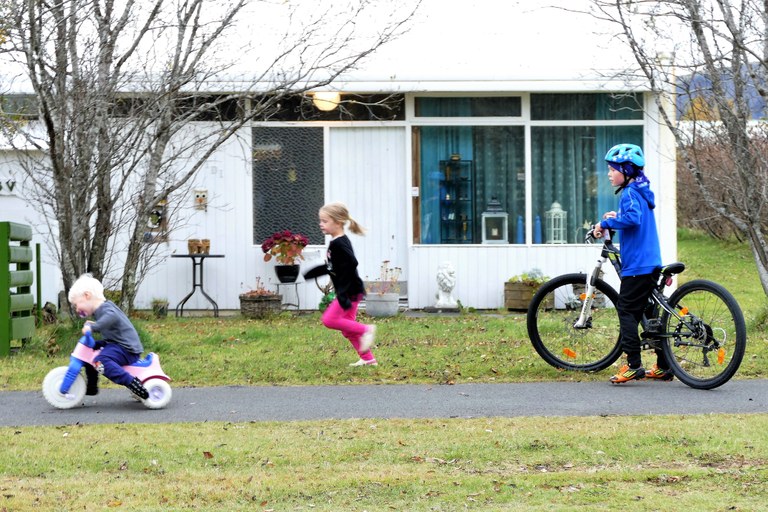 Isländska barn på cykel Foto: Björn Lindahl