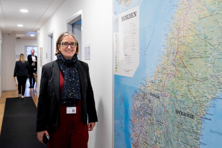 Helle Engslund Karup framför Nordenkarta Foto: Tomas Bertelsen