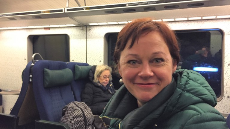 Paula Lehtomäki på tåget Foto: Marie Preisler