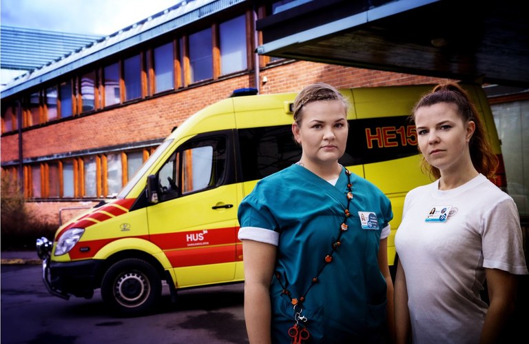 Sjukvårdspersonal i Finland Foto: Cata PortinVårdpersonalen som jobbar på frontlinjen i coronakrisen befinner sig i en exceptionell situation: utan kollektivavtal och utan möjlighet till strejk / Sjukskötare Tytti Westerlund (vänster ) och Minna Kassila (höger).