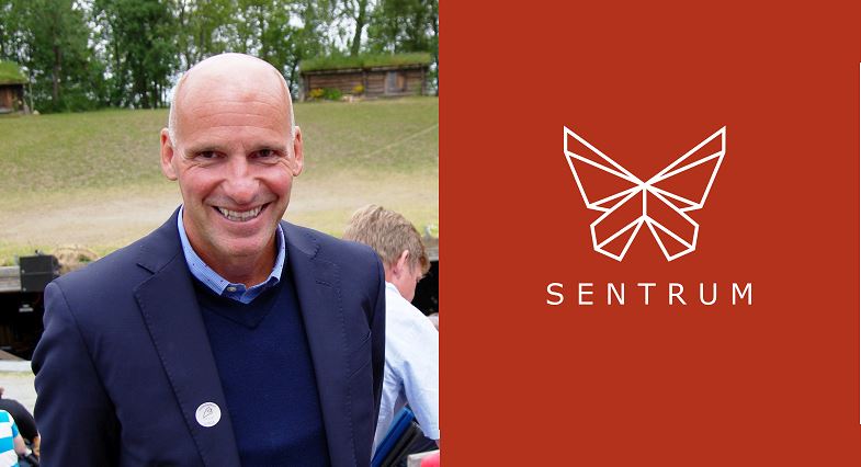 Geir Lippestad med plakat Foto: Bjørn Lønnum Andreassen