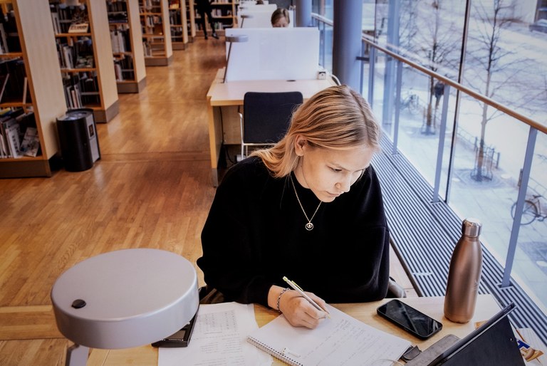 Student på bibliotek i Luleå Foto: Cata Portin