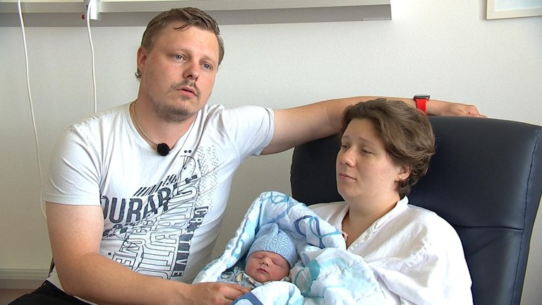 Simon Larsen med barn Foto:Mahmoud Al-Tamir - TV2 ØST