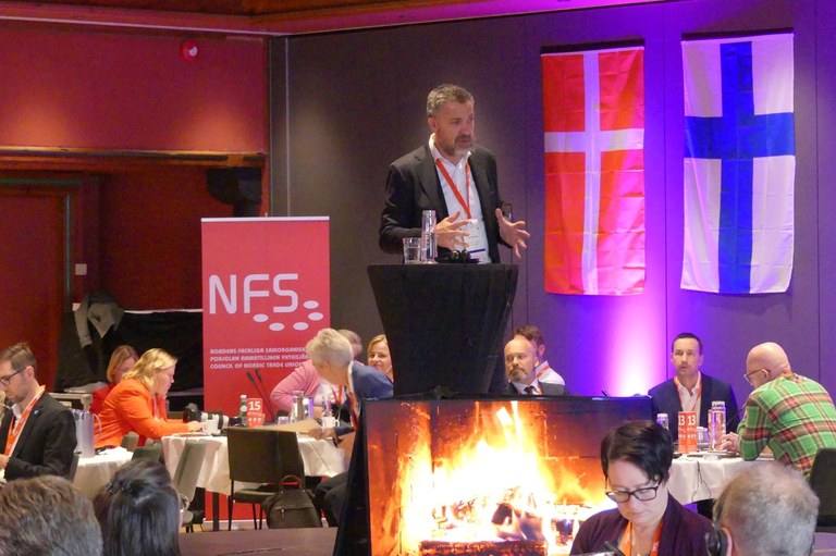 Luca Vinsentini vid lägerbålet Foto: Björn Lindahl