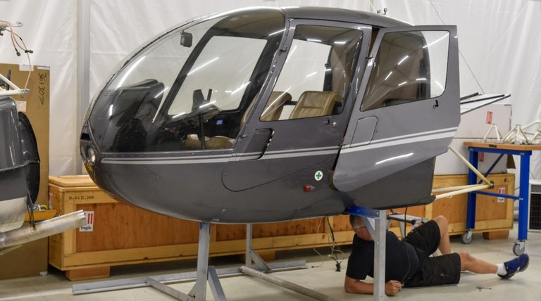 Helikopter med man som skrur Foto: Line Scheistrøen