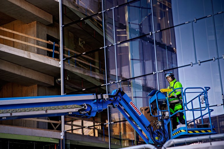 Estnisk byggarbetare med lift Foto: Cata Portin