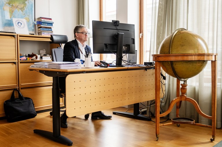 Anders Ahnlid med jordglob Foto: Marcus Gustafsson