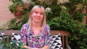 Danielle – från partysvensk till sömmerska