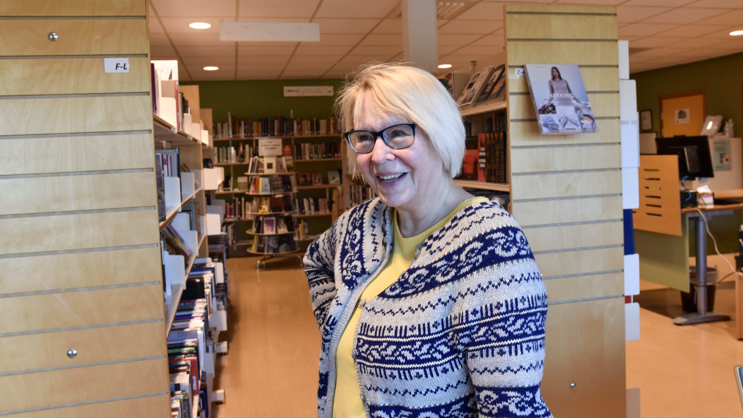 Bibliotekar_utsira_Biblioteksjef Hildegunn Eek Foto: Line Scheistrøen