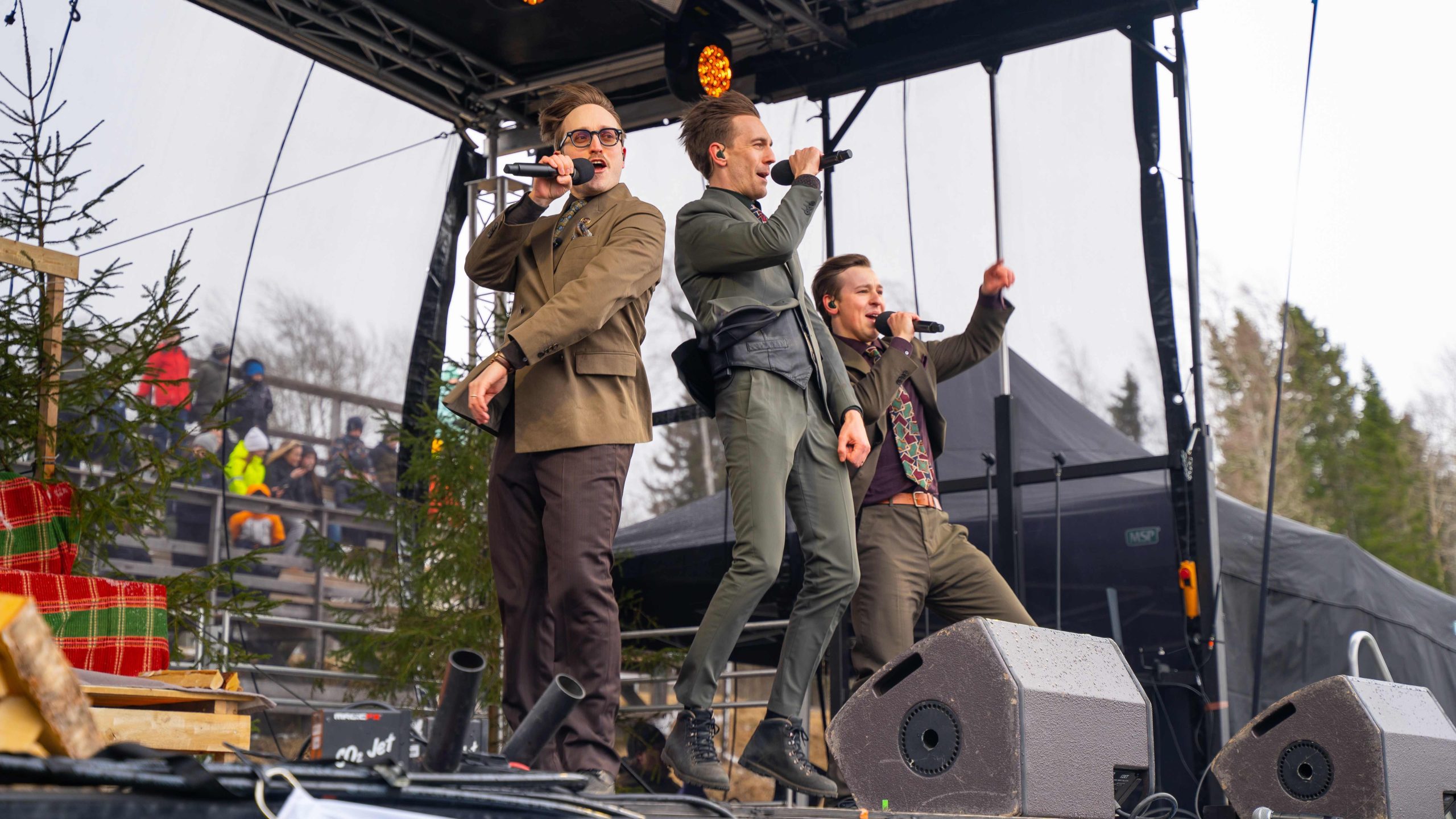 Axel Åhman, Kevin Holmström och Jakob Norrgård uppträdde på en fest i sin gamla hemkommun Vörå bara en vecka efter segern i Mellofinalen i Stockholm. Foto: Vörå kommun