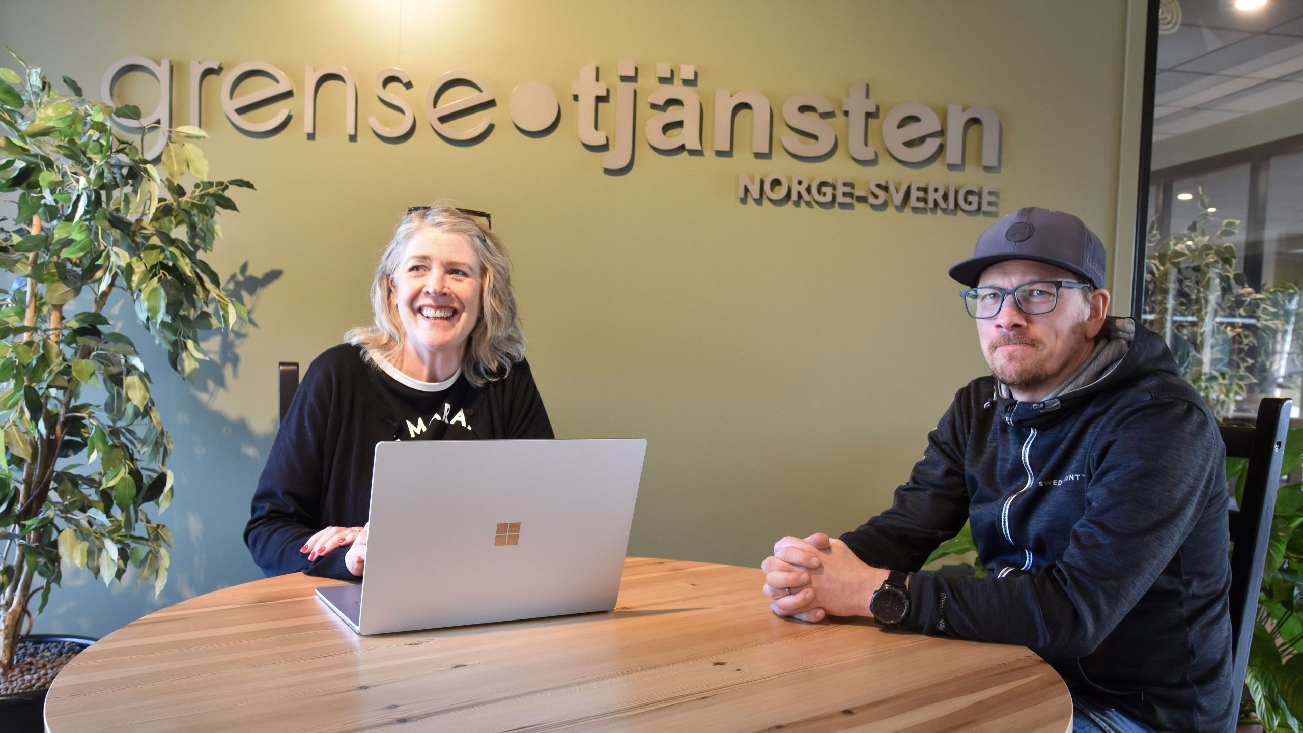 Kikki Lindset, Oskar Danielsson, Grensetjänsten Norge-Sverige, inne, foto: Line Scheistrøen Kikki Lindset, Oskar Danielsson, Grensetjänsten Norge-Sverige, inne, foto: Line Scheistrøen