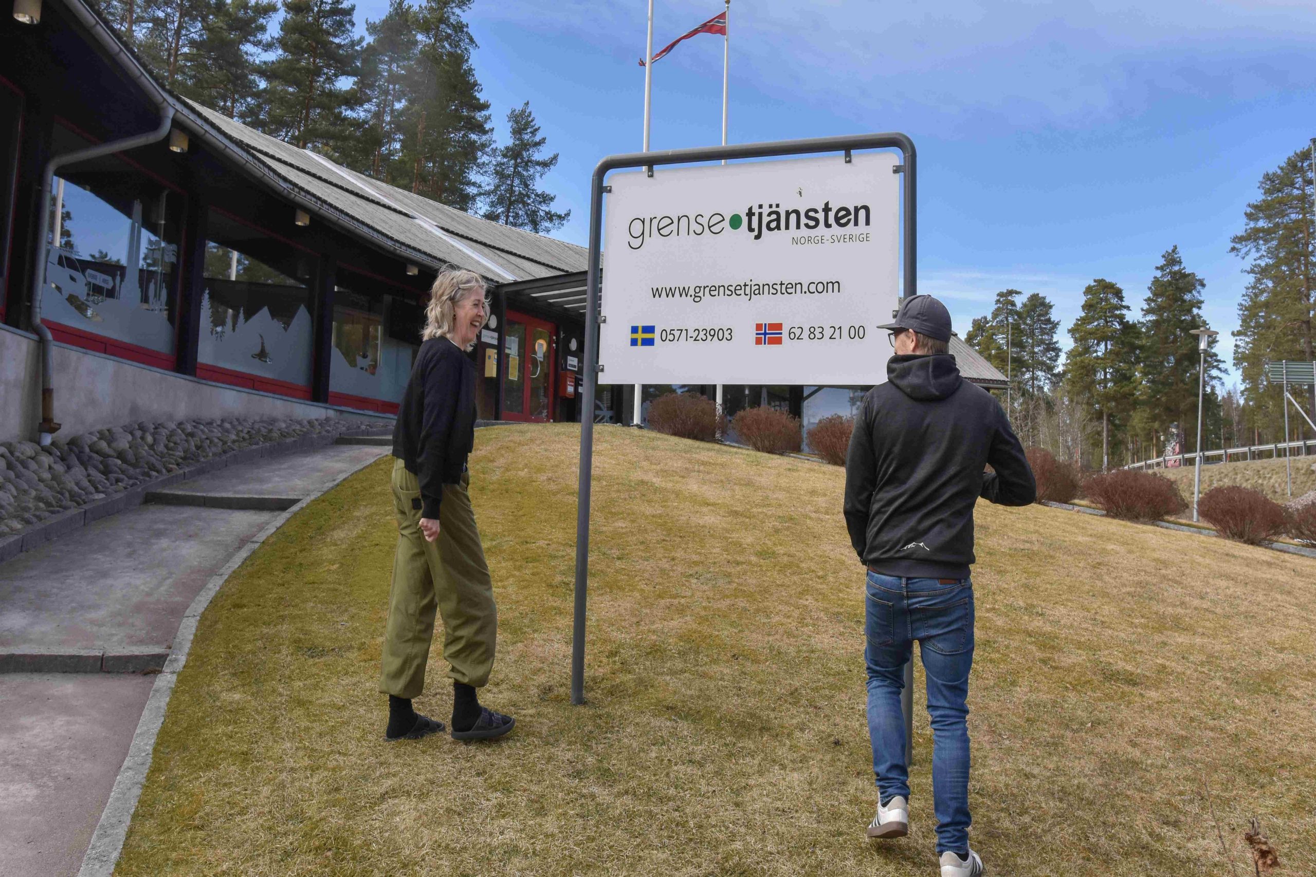 Kikki Lindset, Oskar Danielsson, Grensetjänsten Norge-Sverige, ute, foto: Line Scheistrøen Kikki Lindset, Oskar Danielsson, Grensetjänsten Norge-Sverige, ute, foto: Line Scheistrøen