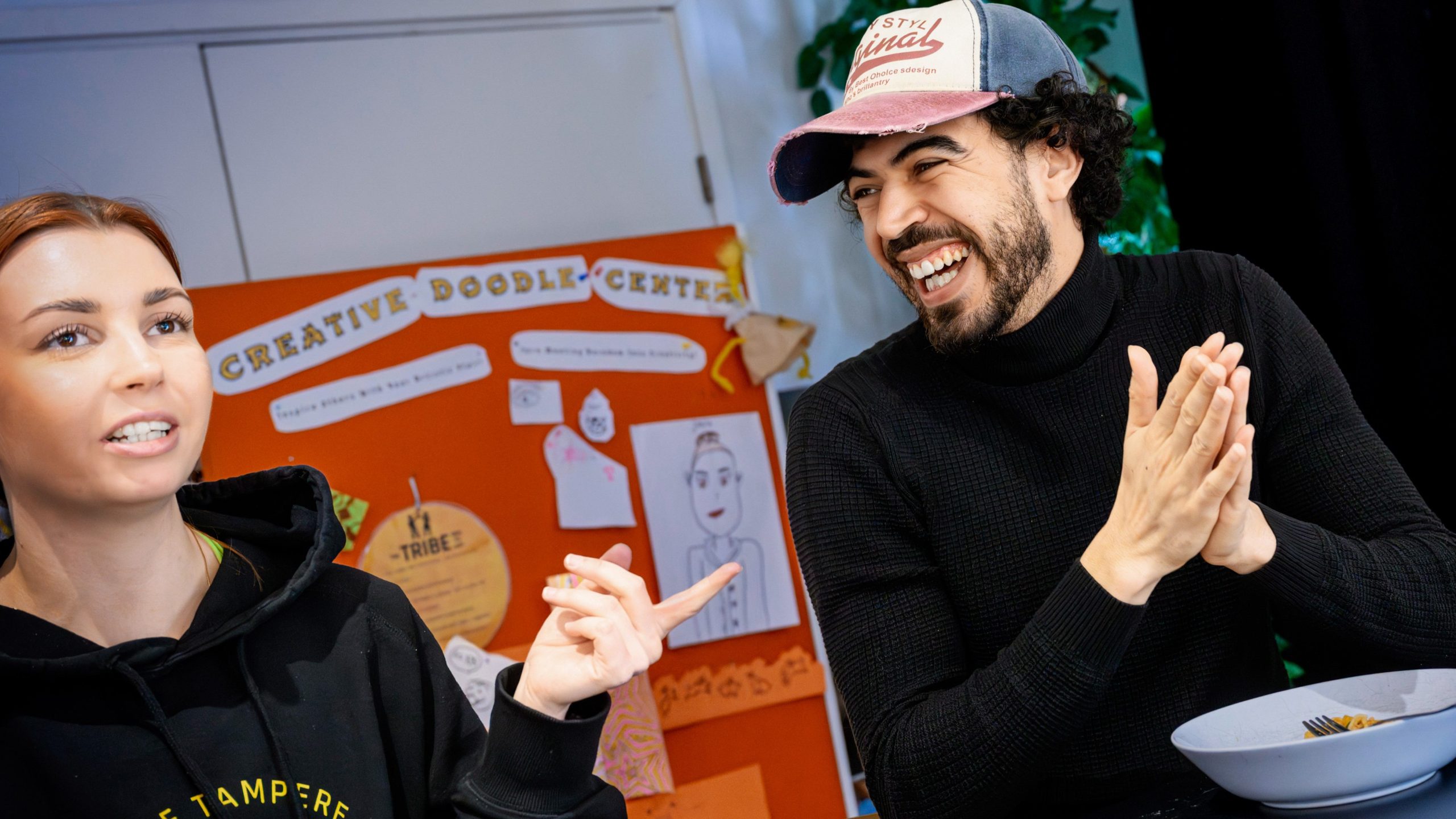 Abdel Essafar kom från Marocko för att studera och är nu anställd på Tribe Tampere. Han och Julia Nieminen betonar de sociala kontakterna, inte alltid så enkla för finländare. Tammerfors, foto: Cata Portin