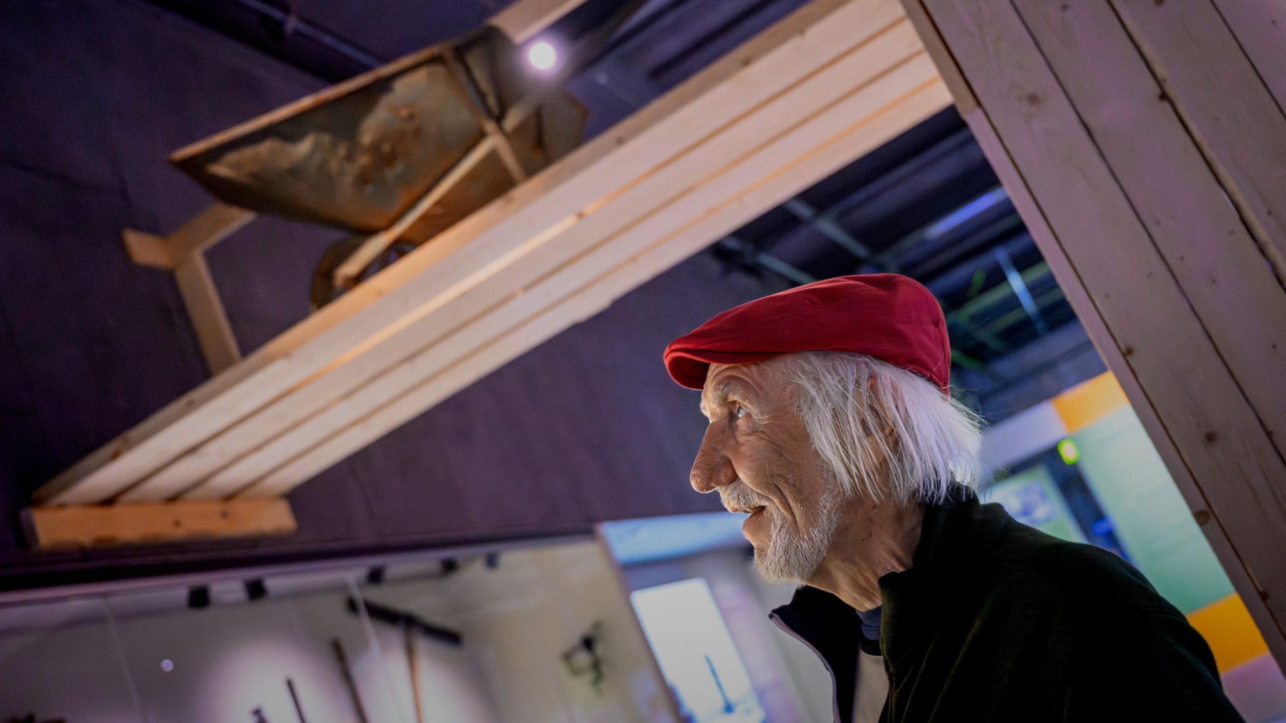 Seppo Väisänen är intresserad av allt på Arbetarmuseet, både maskiner och ideologi - och glöm inte Väinö Linna!Foto: Cata Portin