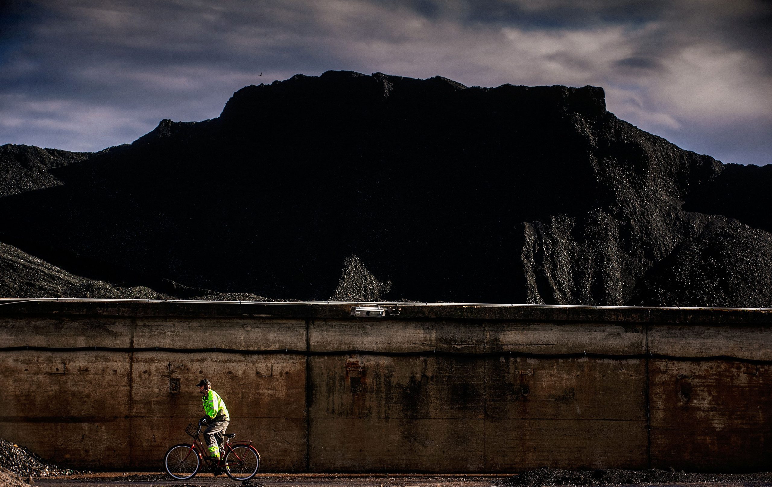 I södra Finland har elproduktionen på kolkraftverk avslutats, kolhögarna har försvunnit och röken försvunnit ur skorstenarna . Men  man förutser att behovet av energi i söder kommer att öka kraftigt under de kommande åren, Foto Cata Portin