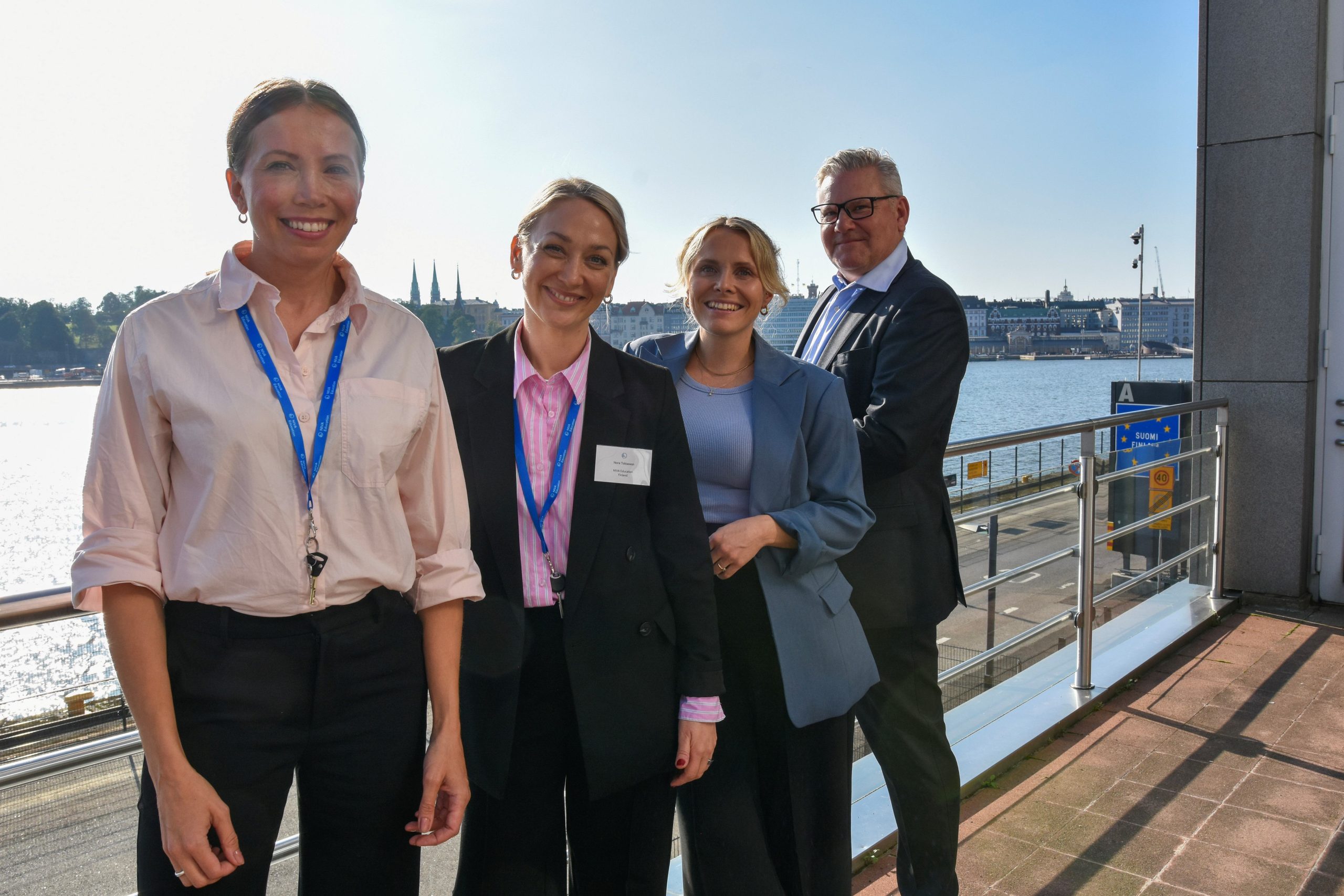 NIVA-gjengen samlet under en solfylt konferansedag i Helsingfors i september i 2025. (f.v.) Nathalie Räihä, Nora Tobiasson, Julia Hemgård og Henrik Bäckström